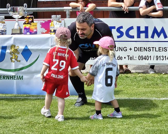 Zwei Kinder des Team Tegernheims nehmen den Dorfpokal von Bürgermeister Johann Weigert entgegen