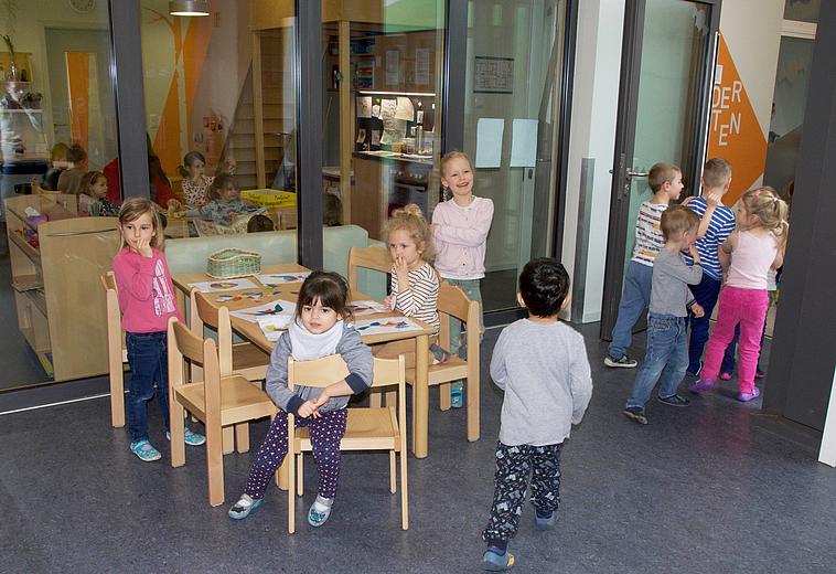 Vorschulkinder basteln im neuen Anbau für Ostern (Foto: Scheiner/Diakonie Regensburg)