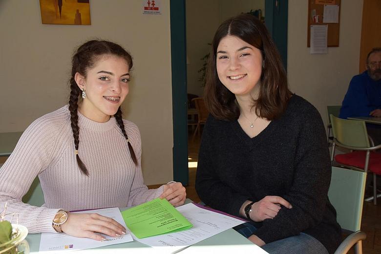 Romina Schrafstetter (li.) und Friederike Wolff beim Praktikum im Tageszentrum-Café Insel