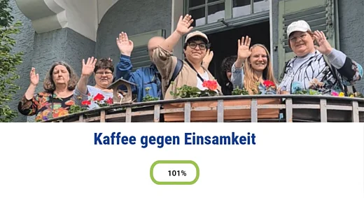 Person des Tageszentrum Cafe Insel stehen auf dem Balkon und winken in die Kamera. Darunter steht die gesammelte Spendenmenge von 1.500 Euro.