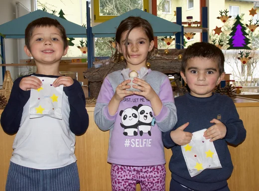 Einen Engel aus Beton und Federn haben die Spatzennest-Kinder für ihre Eltern gebastelt.