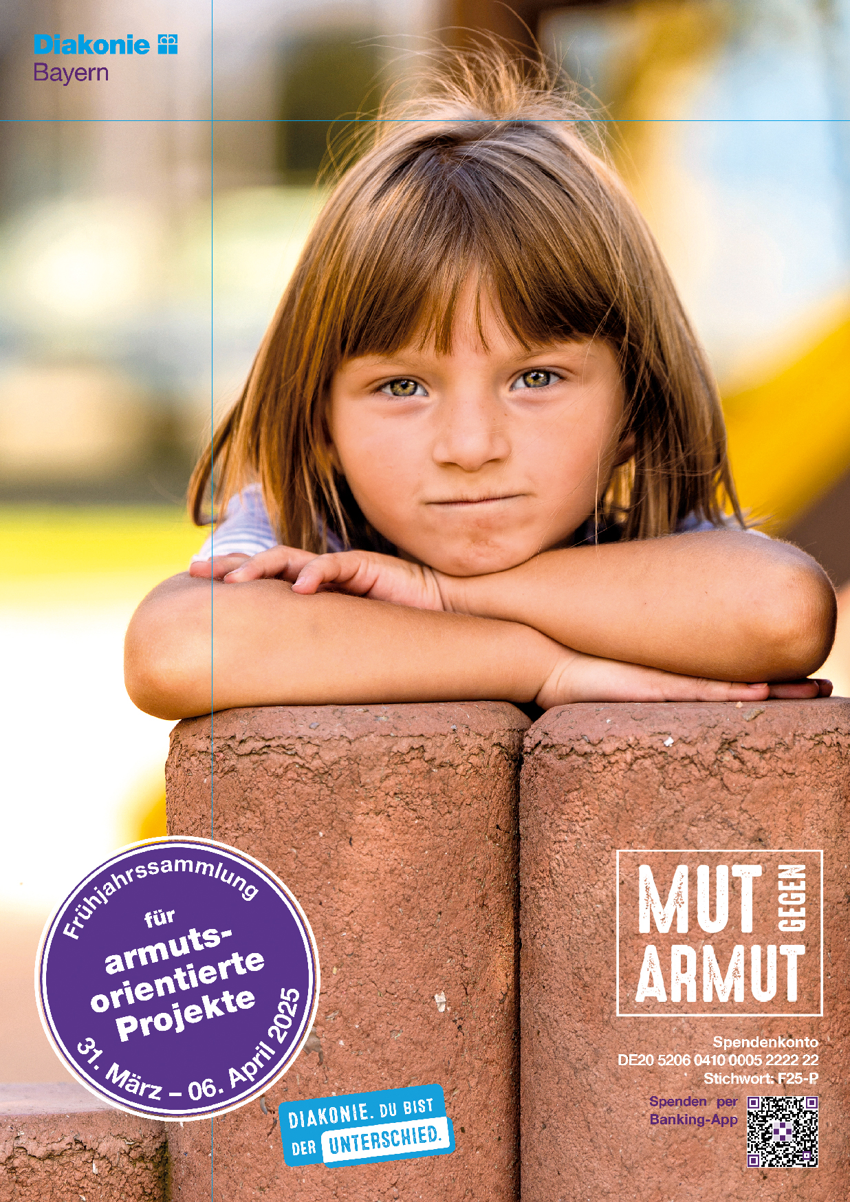 Das Bild zeigt einen Flyer der Diakonie Bayern. Darauf ist ein junges Mädchen mit braunen Haaren abgebildet. Sie lehnt mit ihren Armen auf zwei runden Lehmbauten und schaut direkt in die Kamera mit einem ernsten Ausdruck. Der Hintergrund ist unscharf, mit grünen und gelben Farbtönen