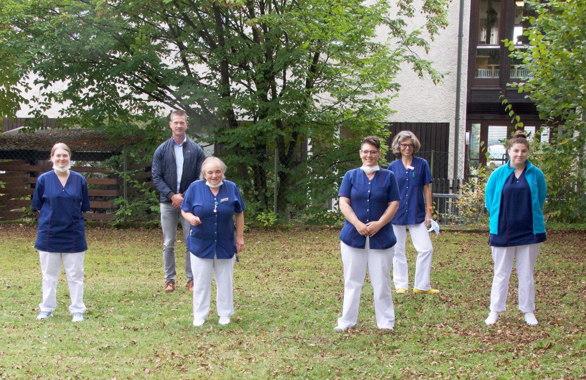 Vier neue Azubinen mit Pflegedienstleiterin Maria Wanninger (3. V. li.) und Einrichtungsleiter Martin Huber (Foto: Scheiner)