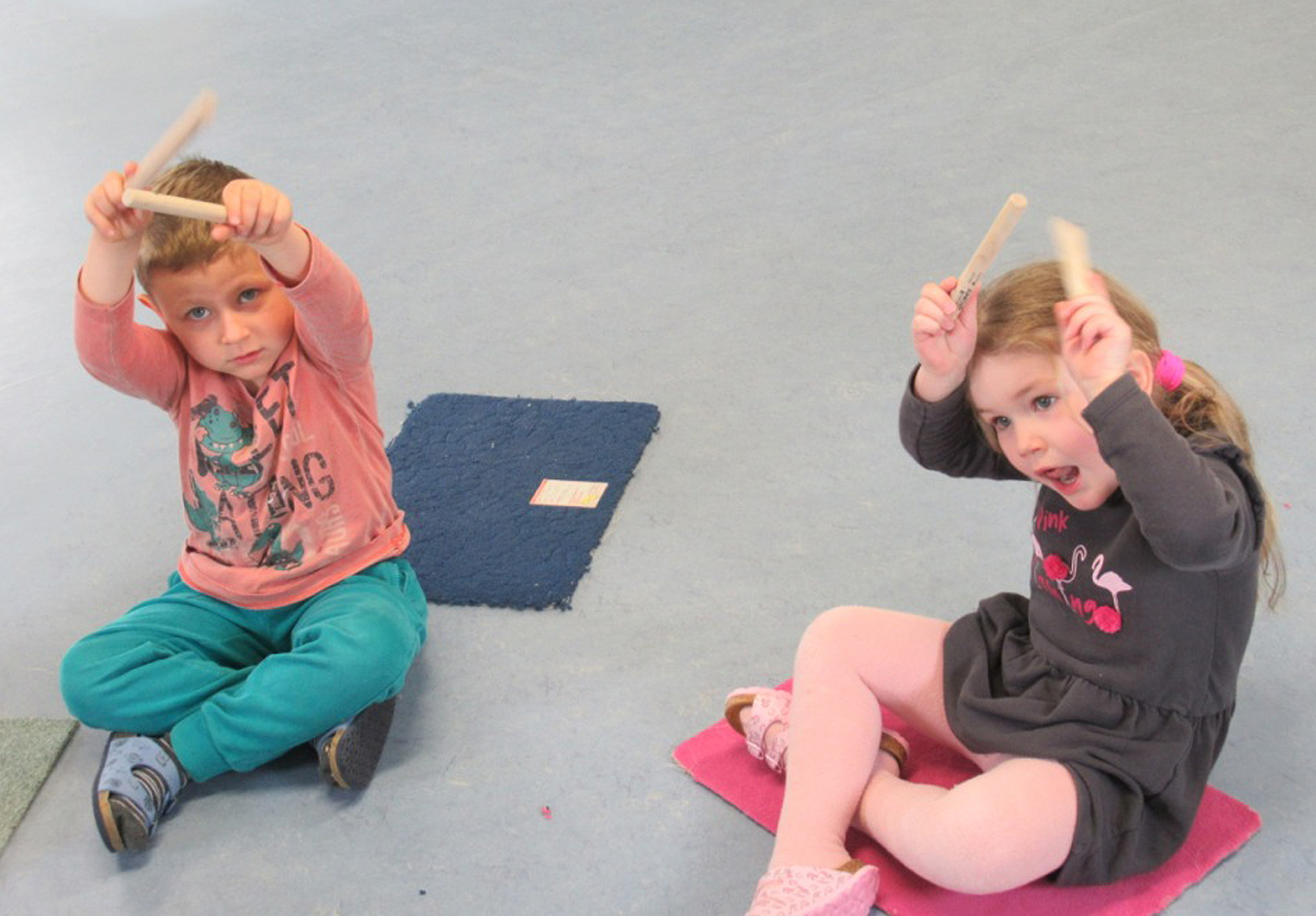 Mit Klangstäben und Trommel lernen die Kinder die Welt kennen 